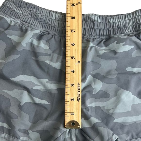 Athleta Girl Gray Camo Need‎ For Speed 2.5" Short XL 14 - Picture 7 of 10